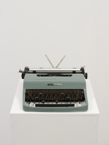 Pavel Büchler, « The Muse », machine à écrire, 10 x 32 x 33 cm, 2011, courtoisie Galerie annex14, Zürich
