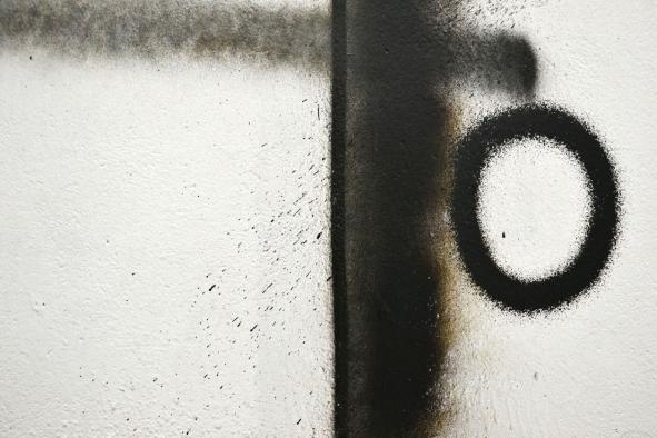 Julie Saclier, Signe d’abattage 3 (détail), 2016, peinture, bombes noires bitumées, vue de l'exposition colab2, L'Amour, Bagnolet, 3,57 x 2,78 m